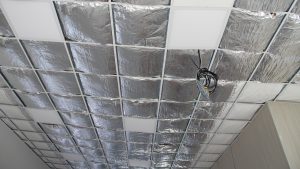 Cantine scolaire - Intérieur : isolation du plafond du réfectoire (02/06/2017)